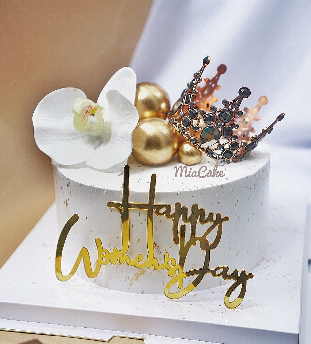 Bánh kem sinh nhật màu hồng và hình chiếc vương miện cao quý - Bánh Thiên  Thần : Chuyên nhận đặt bánh sinh nhật theo mẫu
