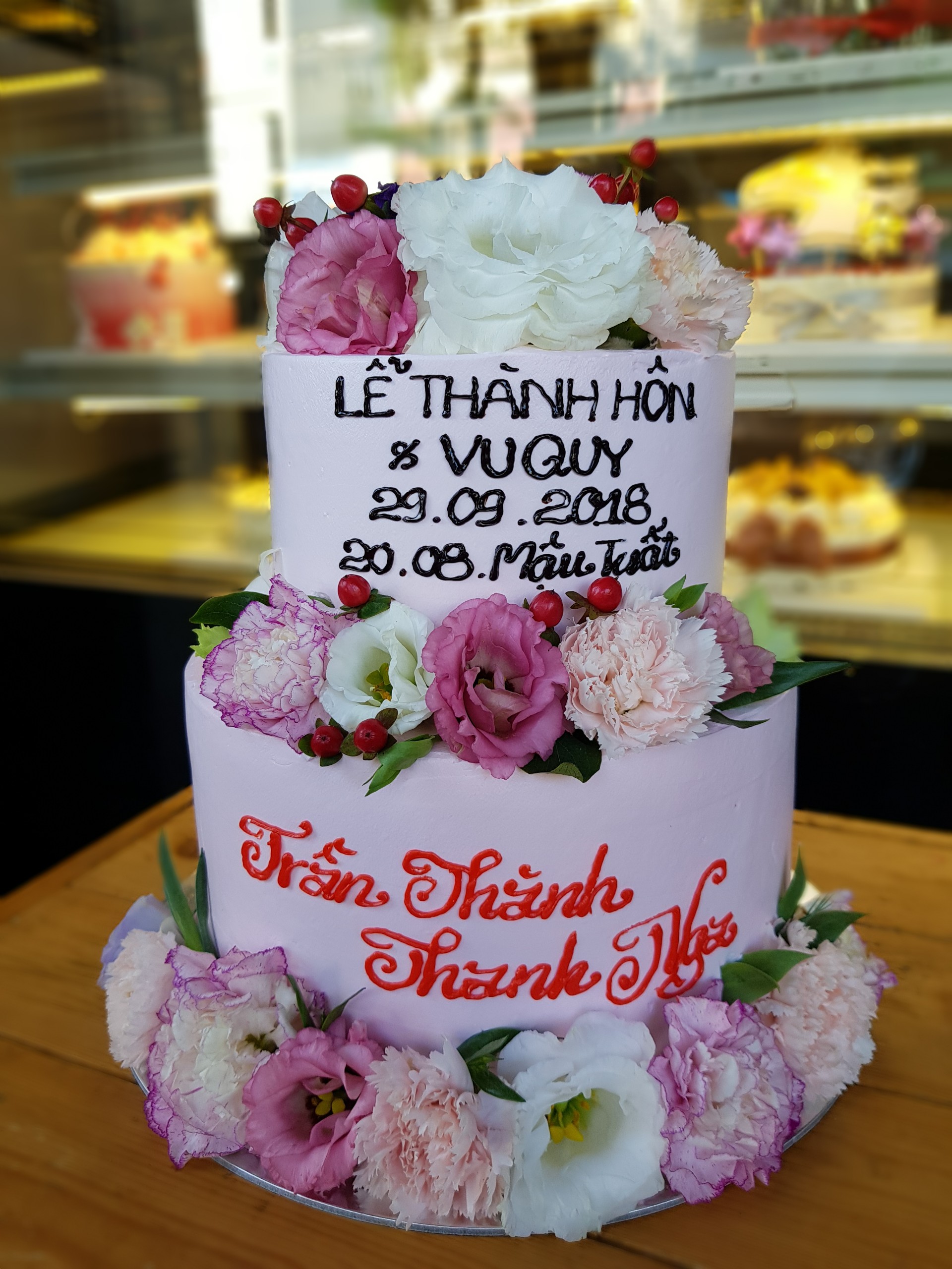 Bánh kem sinh nhật 2 tầng màu hồng hình đóa hoa trắng tao nhã  Bánh Thiên  Thần  Chuyên nhận đặt bánh sinh nhật theo mẫu