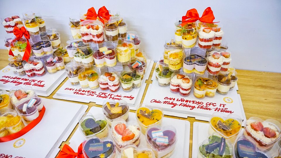 Cup mix nhiều loại bánh kết tháp 3-4 tầng - Tiệm bánh MiaCake Đà Nẵng