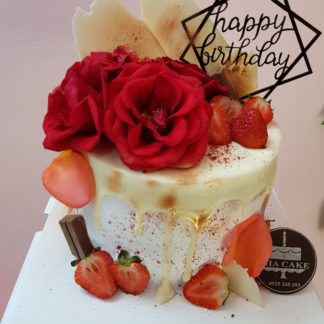Bánh sinh nhật trang trí hoa hiện đại