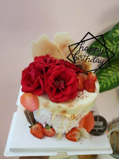 Bánh sinh nhật trang trí hoa hiện đại