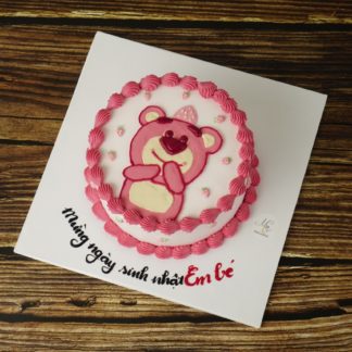 Mẫu bánh sinh nhật vẽ chú gấu dâu lotso hot trend chúng ta trẻ em ưa thích