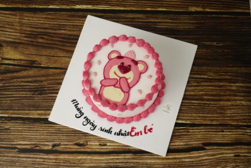 Mẫu bánh sinh nhật vẽ chú gấu dâu lotso hot trend các bạn trẻ ưa thích