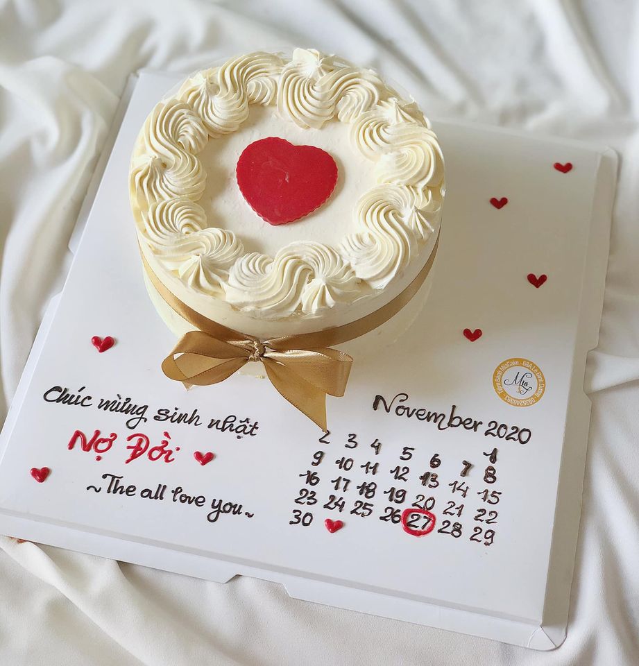 Bánh gato vẽ lịch tháng thể hiện ngày sinh nhật